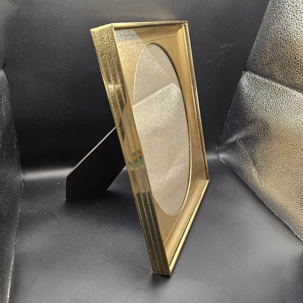 Vintage I.I.C. 1973 Gold Tone Metal Oval 8x10 Picture Frame Made USA Easel Back
